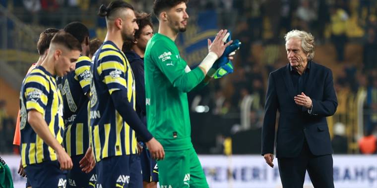 Fenerbahçe'de Jorge Jesus ve futbolcular 100 kız öğrenciye burs verecek