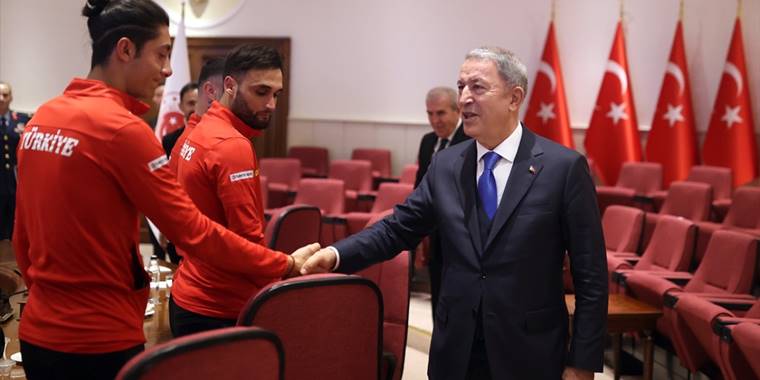 Milli Savunma Bakanı Akar, Ampute Futbol Milli Takımı'nı kabul etti