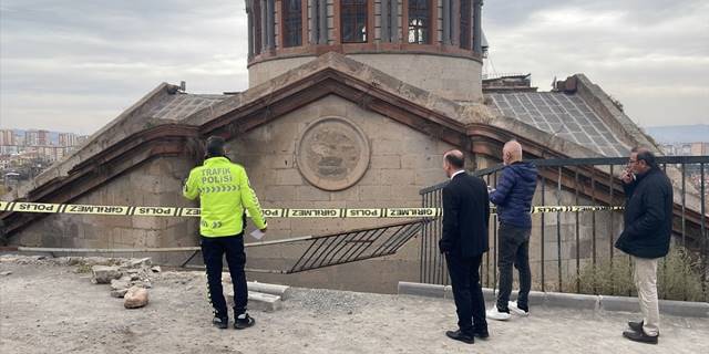 Cami ile istinat duvarı arasına düşen otomobildeki 2'si öğretmen 3 kişi yaralandı