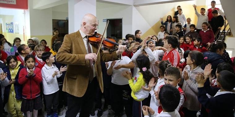 Teneffüste kemanıyla çaldığı ezgilerle öğrencilerinin hayatına dokunuyor
