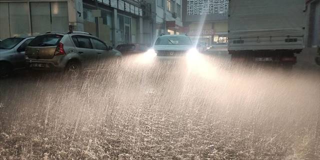 Mersin'de sağanak ve dolu etkili oluyor