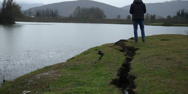 Düzce'de deprem nedeniyle meydana gelen toprak kırılmaları görüntülendi