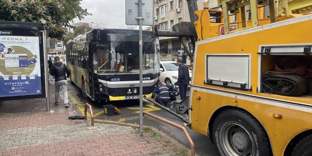 Bakırköy'de İETT otobüsünün minibüse çarptığı kazada 4 kişi yaralandı