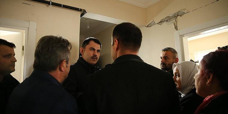 Bakan Kurum Düzce'de hasarlı evlerde incelemelerde bulundu