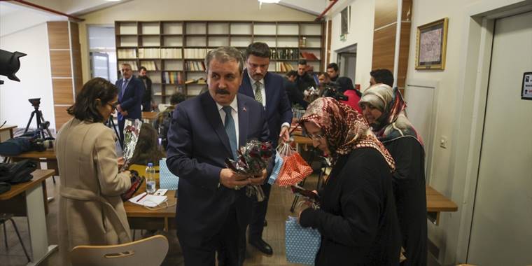 Destici, mezun olduğu liseyi ziyaret ederek Öğretmenler Günü'nü kutladı: