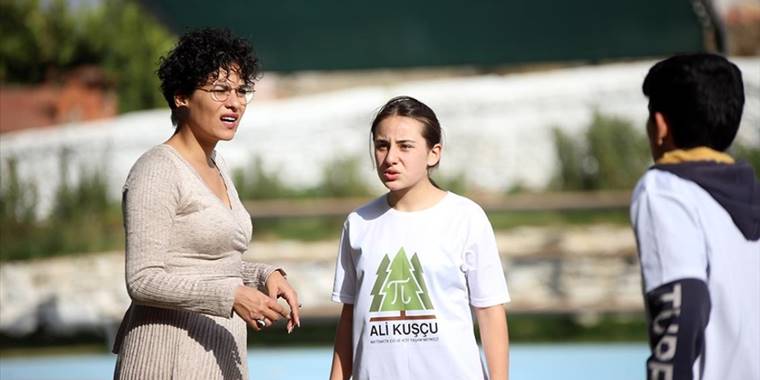 Bendegül öğretmen, hayalini kurduğu "Matematik Evi"nde çalışıyor