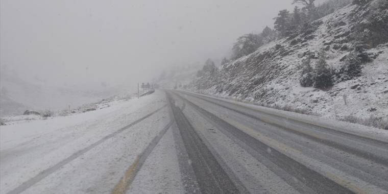 Seydişehir-Antalya karayoluna kar yağdı
