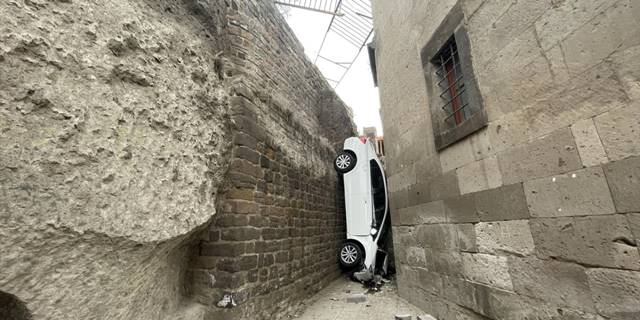 Cami ile istinat duvarı arasına düşen otomobildeki 2'si öğretmen 3 kişi yaralandı