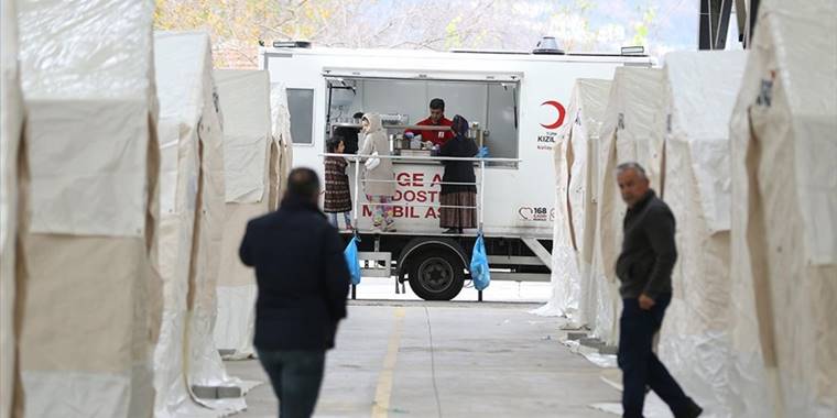 Düzce'de depremden etkilenen vatandaşlara yemek ikramı yapılıyor
