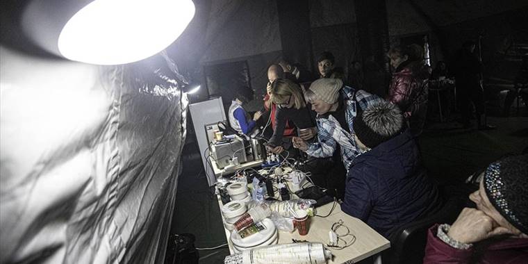 Ukrayna'da elektriksiz kalan şehirlerde halkın imdadına 'Yenilmezlik Noktaları' yetişiyor