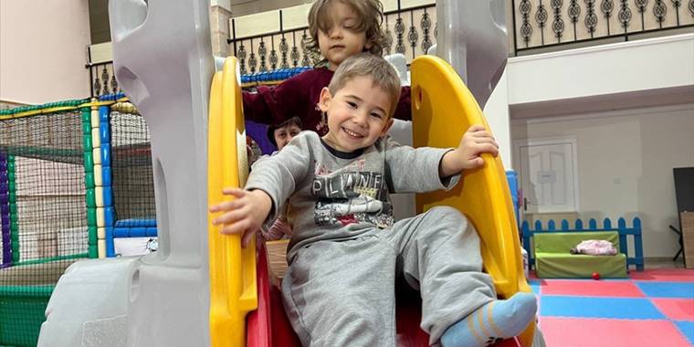 Lider eşleri diplomasisiyle 34 yetim çocuk Ukrayna'dan Türkiye'ye getirildi