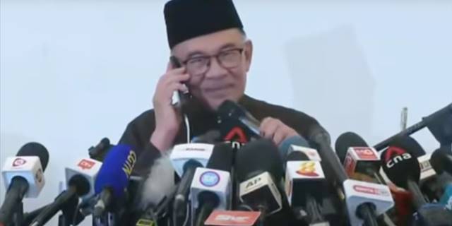 Cumhurbaşkanı Erdoğan, Malezya Başbakanı Enver İbrahim ile telefonda görüştü