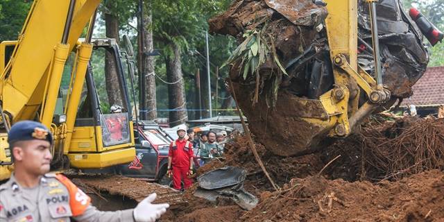 Endonezya'daki depremde kayıp 39 kişi için arama kurtarma çalışmaları devam ediyor