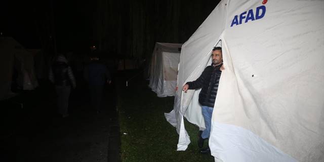 Düzce'de vatandaşlar park ve bahçelere kurulan çadırlarda konaklamayı sürdürüyor