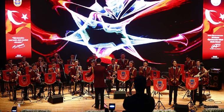 Jandarma Genel Komutanlığı Bandosu Kayseri'de öğretmenler için sahne aldı