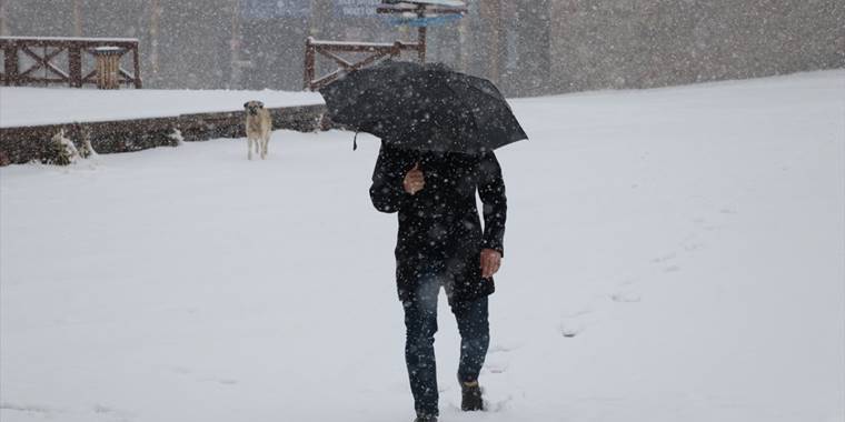 İç Anadolu'nun zirvesi Erciyes'te kar yağışı etkili oluyor