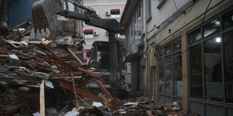Düzce'deki depremde yıkılan iş yerinin enkazı kaldırılıyor