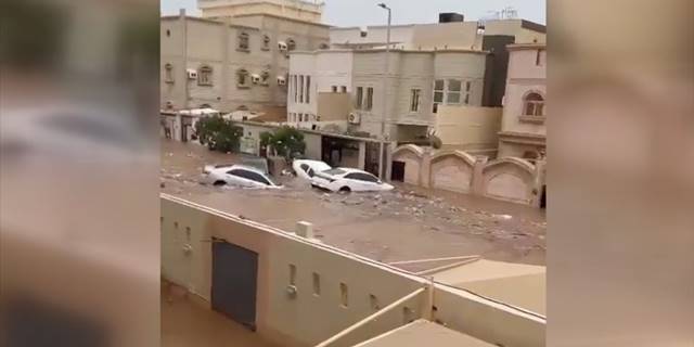 Suudi Arabistan'da şiddetli yağış yolları kapattı, araçlar sele kapılarak sürüklendi