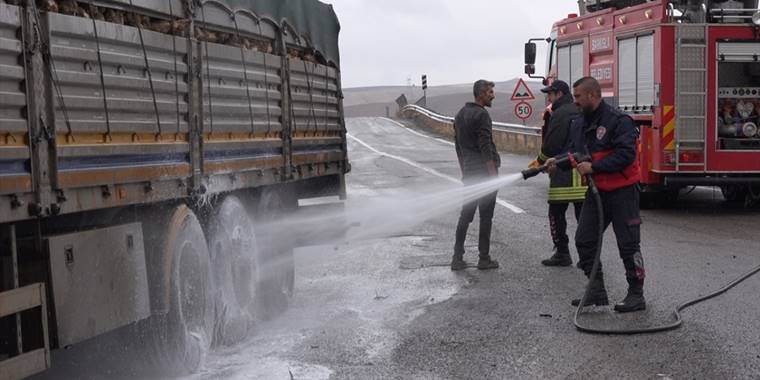 Sivas'ta seyir halindeki tırın lastiği yandı