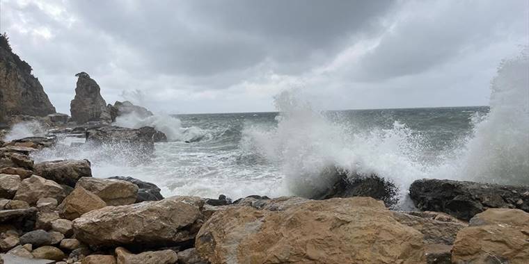 Bartın'da şiddetli rüzgar 4 metreyi aşan dalgalar oluşturdu
