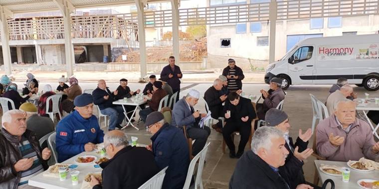 Hüyük'te sağanak altında şükür duası yapıldı