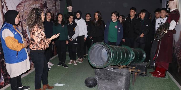 Okulda öğrendikleri bilgileri "Tarihe Açılan Odalar"da pekiştiriyorlar