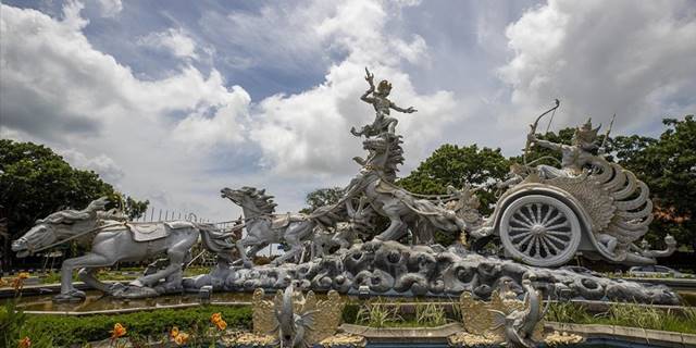 Bali Adası tarihi mekanları ve turizm merkezleriyle her yıl çok sayıda turist ağırlıyor