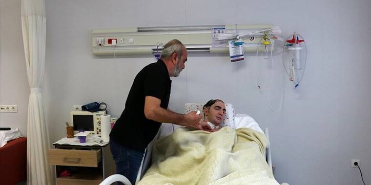 Trafik kazası nedeniyle yatağa bağımlı kalan oğlunun başından 9 yıldır ayrılmıyor