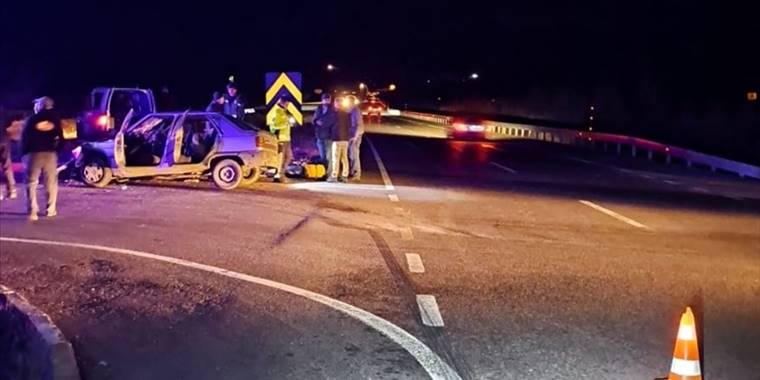 Konya'da polisleri taşıyan araçla otomobilin çarpıştığı kazada 5'i polis 8 kişi yaralandı