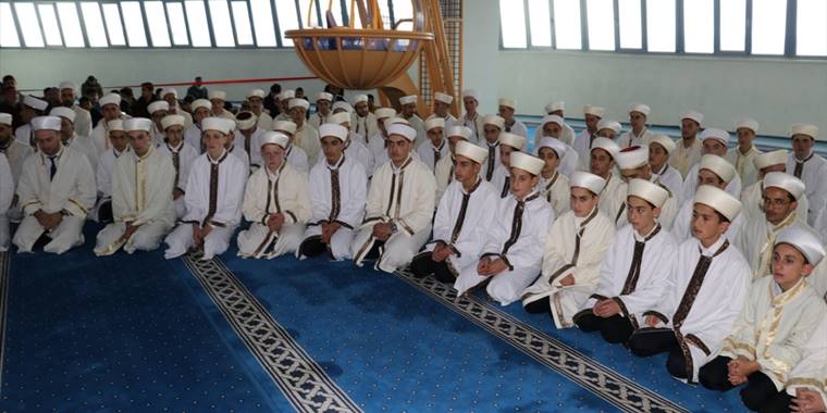 Erzincan'da hafızlık eğitimini tamamlayan 160 öğrenci icazetlerini aldı