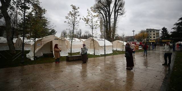 AFAD'dan artçıların sürdüğü Düzce'de vatandaşlara 'panik yapmayın' uyarısı