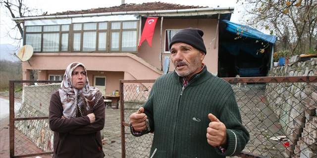 Çocuklarını büyüttükleri evin yıkılacak olmasının üzüntüsünü yaşıyorlar