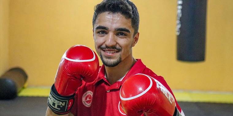 Antrenmanlarını izleyerek başladığı kick boksta Avrupa şampiyonluğuna yükseldi