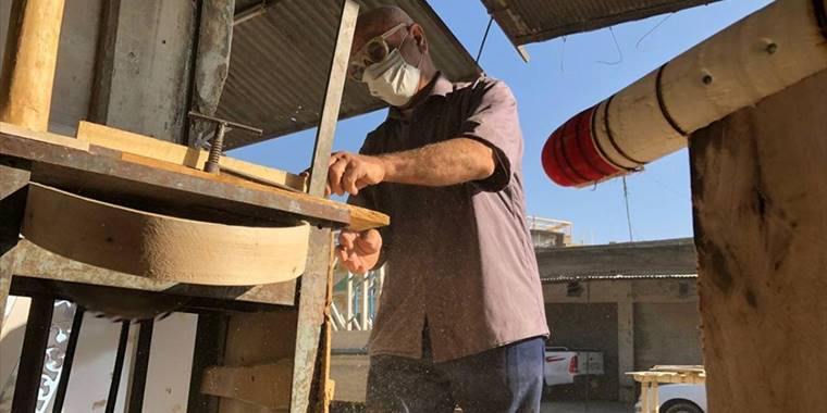 Kerkük'te geleneksel ahşap bebek beşik yapan ustalar zamana direnmeye çalışıyor