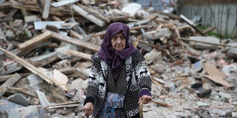Depremde evi hasar gören 81 yaşındaki kadın yaşadıklarını anlattı