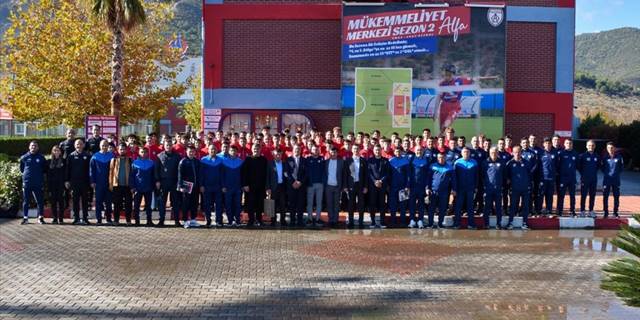 Özbekistan Futbol Federasyonu yetkilileri Altınordu tesislerini gezdi