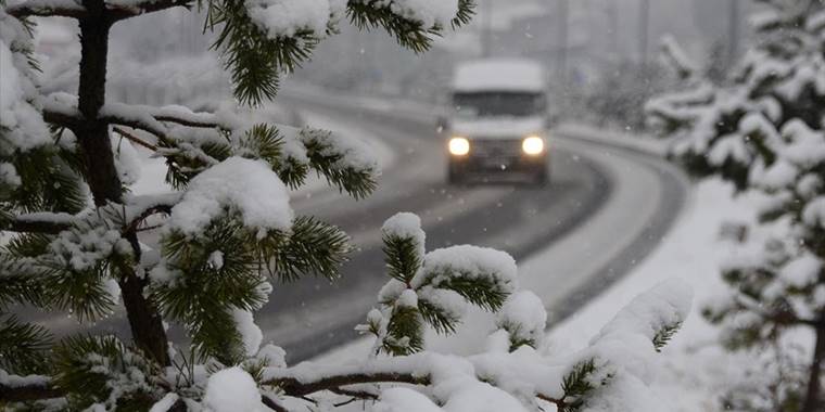 Kars, Tunceli ve Ardahan'da kar yağışı ve sis etkili oldu