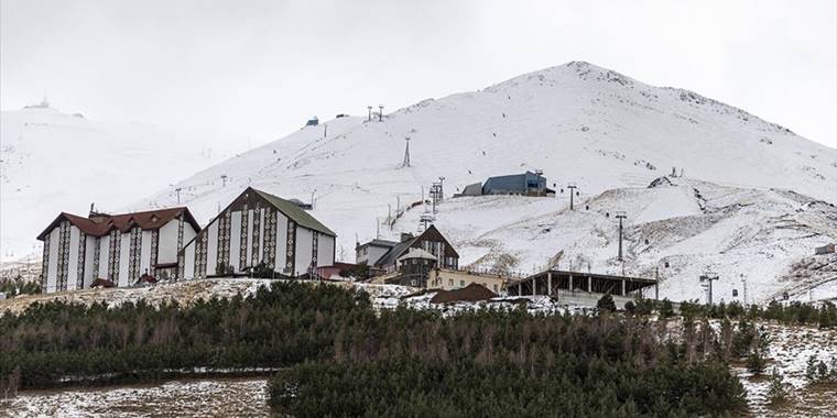 Palandöken Kayak Merkezi beyaz görünümüne kavuştu