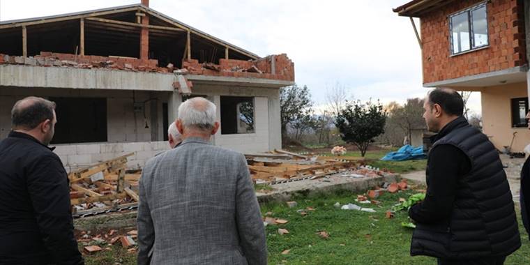 Düzce'deki depremin hissedildiği Sakarya'da 93 yapıda hasar belirlendi