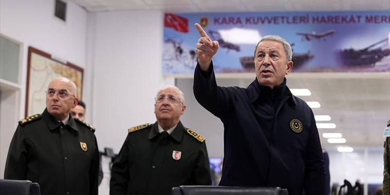 Bakan Akar, TSK komuta kademesi ile Kara Kuvvetleri Harekat Merkezi'nde