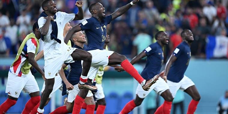 Fransa, Dünya Kupası'nda son 16 turuna yükselen ilk takım oldu