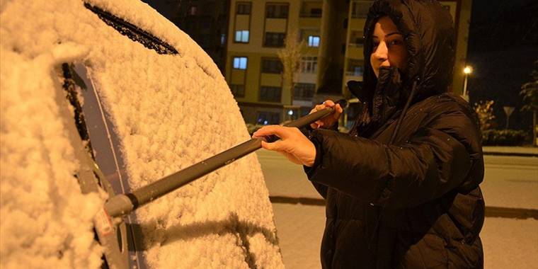 Erzurum'da kar etkili oluyor