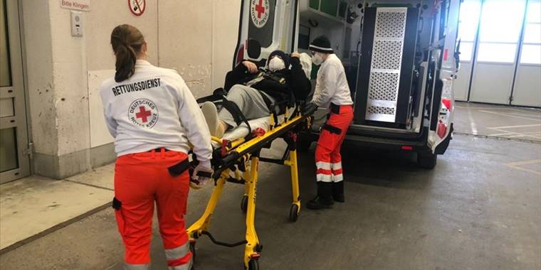 Almanya'da yoğun bakımda tedavi gören öğretmen ambulans uçakla Türkiye'ye getirildi