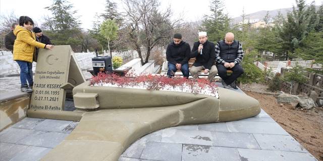 Baykar uçak mühendisi Tarık Kesekci kabri başında anıldı
