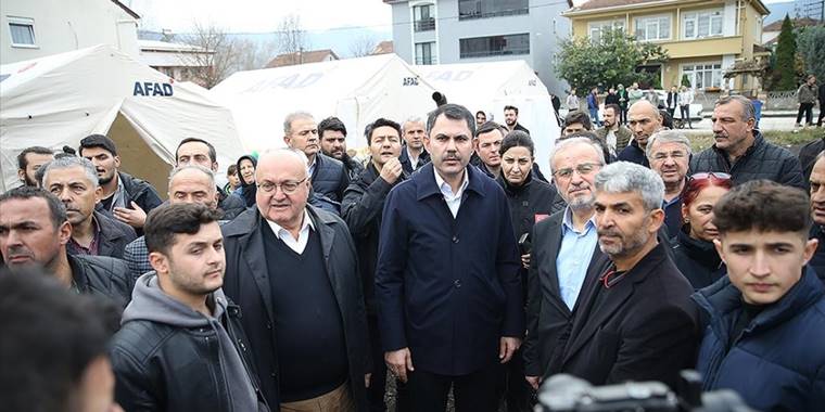 Bakan Kurum, depremin yaşandığı Düzce'de bina yıkım çalışmasına katıldı
