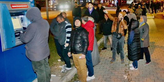 Eskişehir'de zamsız fiyattan su almak isteyenler uzun kuyruklar oluşturdu