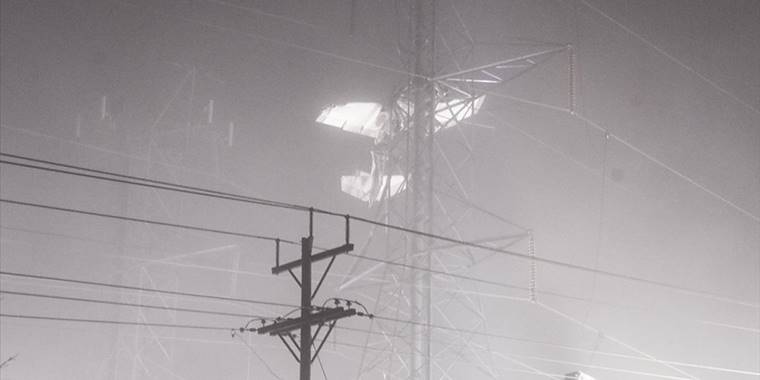 ABD'de küçük uçağın yüksek gerilim hattına çarpması sonucu binlerce kişi elektriksiz kaldı