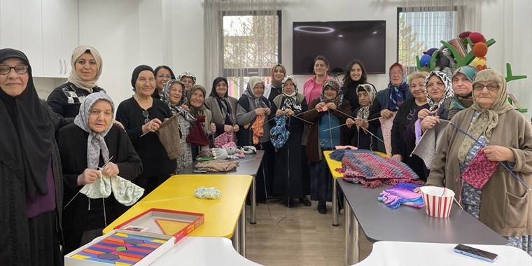 Kayseri'de "70'lik eller" köy çocukları üşümesin diye ilmek atıyor