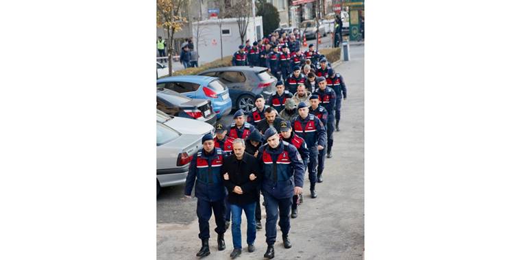 Eskişehir merkezli enerji nakil kablosu hırsızlığı operasyonunda yakalanan 26 şüpheli adliyede