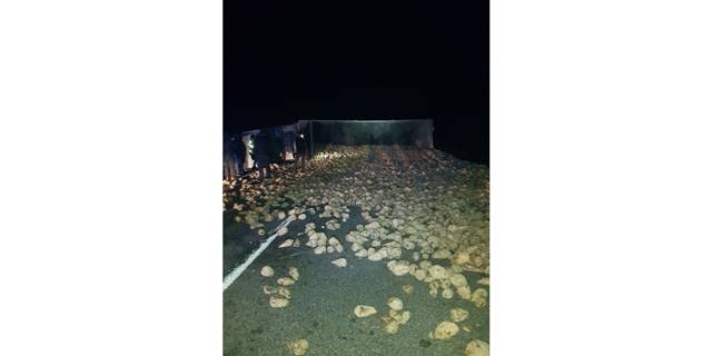 Kırıkkale'de devrilen tırdan dökülen şeker pancarları ulaşımı aksattı